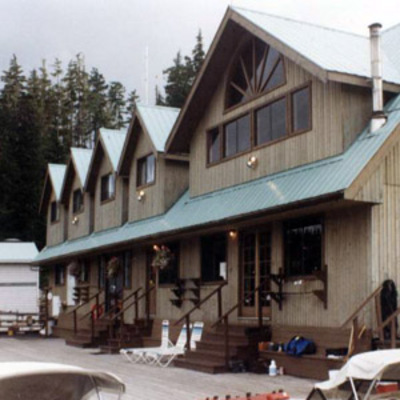 Floating lodge