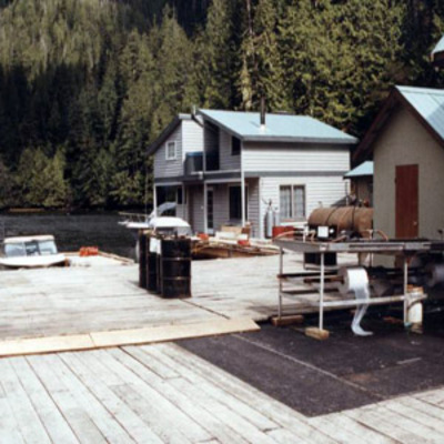 Floating lodge deck
